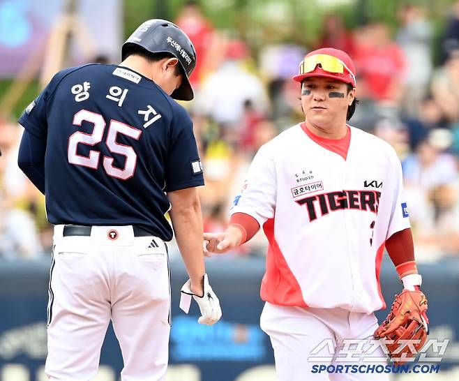 '여기야?' 양의지의 아픈 곳을 손가락으로 콕 집어 건드리는 김선빈의 장난