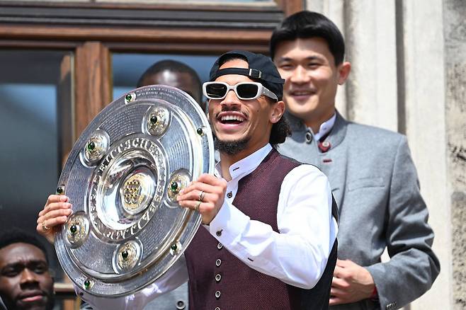 [스포츠조선 강우진 기자]다사다난했던 김민재의 2024~2025시즌의 끝이 보인다. 수많은 비판에도 김민재는 웃는 얼굴로 팀의 우승을 축하했다.

김민재는 18일(한국시각) 바이에른 뮌헨의 분데스리가 우승을 기념해 독일 뮌헨의 마리엔플라츠에서 진행된 행사에 참여했다. 김민재는 분데스리가 트로피인 마이스터 샬레를 번쩍 손 위로 치켜들면서 광장에 모인 팬들과 우승의 기쁨을 나눴다. 사진=뮌헨 SNS