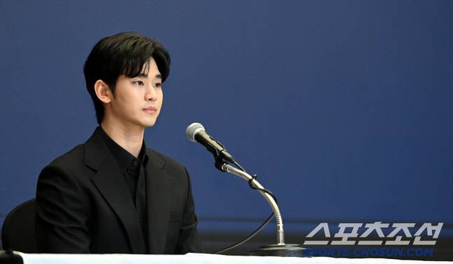 배우 김수현이 31일 서울 상암동 스탠포드호텔에서 기자회견을 갖고 사생활 논란에 대한 입장을 밝혔다. 입장문을 읽는 김수현의 모습. 허상욱 기자/2025.03.31/