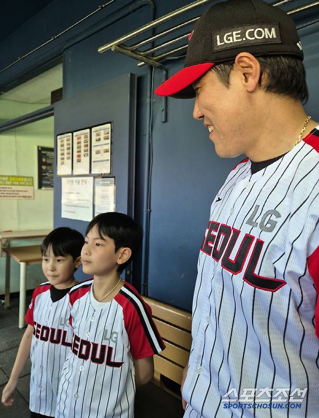 LG 트윈스 김진성이 아들 리호(왼쪽)와 민찬을 기특하게 바라보고 있다. 잠실=김민경 기자