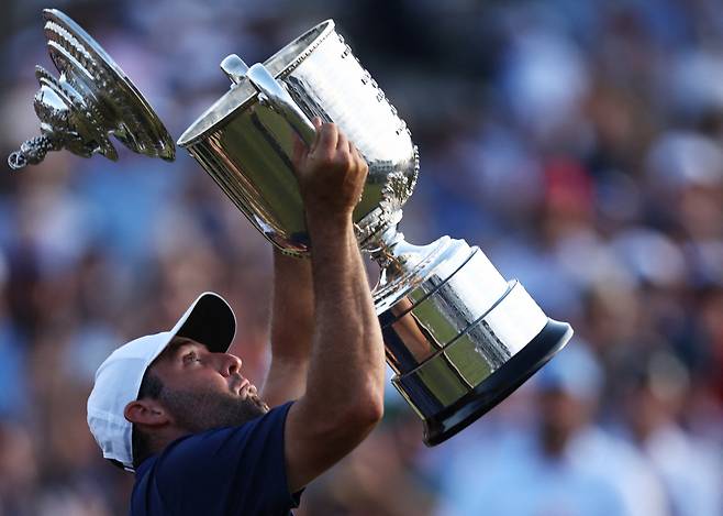 CHARLOTTE, NORTH CAROLINA - MAY 18: Scottie Scheffler of the United States hoists the Wanamaker trophy as the lid falls off after winning the 2025 PGA Championship at Quail Hollow Country Club on May 18, 2025 in Charlotte, North Carolina.   Jared C. Tilton/Getty Images/AFP (Photo by Jared C. Tilton / GETTY IMAGES NORTH AMERICA / Getty Images via AFP)







<저작권자(c) 연합뉴스, 무단 전재-재배포, AI 학습 및 활용 금지>