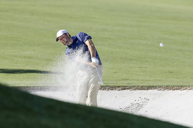 epa12115483 Scottie Scheffler of the US hits out of a fairway bunker on the 16th hole during the final round of the 2025 PGA Championship golf tournament at the Quail Hollow Club in Charlotte, North Carolina, USA, 18 May 2025.  EPA/ERIK S. LESSER







<저작권자(c) 연합뉴스, 무단 전재-재배포, AI 학습 및 활용 금지>