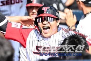 22일 잠실야구장에서 열린 두산과 LG의 경기, 1회말 무사 2,3루 LG 문보경이 우월 3점홈런을 치고 기쁨을 나누고 있다. 잠실=허상욱 기자 wook@sportschosun.com/2024.09.22/