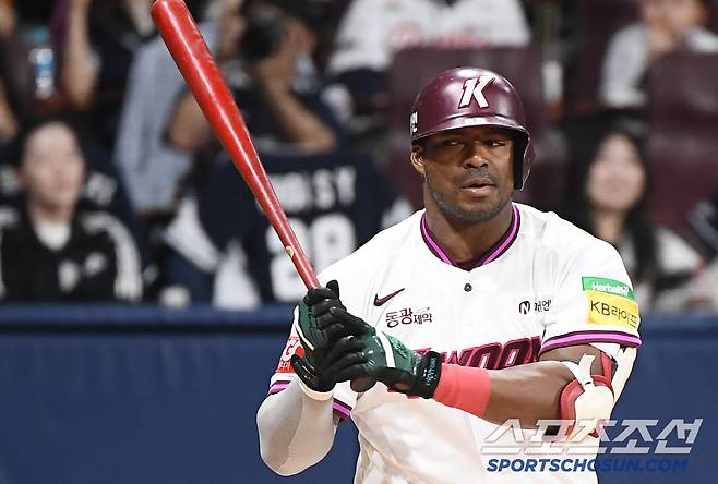 22일 서울 고척스카이돔에서 열린 두산-키움전. 3회말 2사 1루 푸이그가  높은 볼을 참은 후 포수 미트를 곁눈질하고 있다. 고척=정재근 기자 cjg@sportschosun.com/2025.4.22/