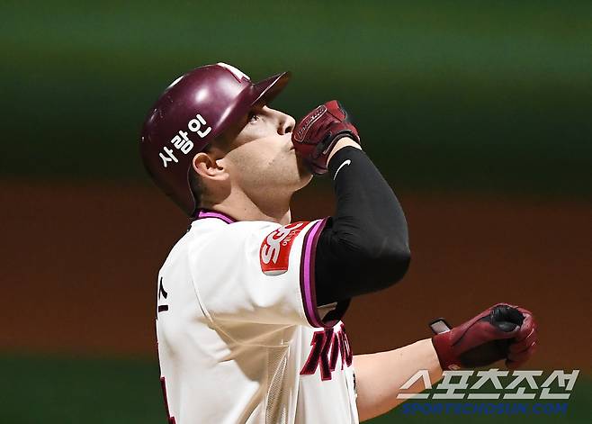 29일 서울 고척스카이돔에서 열린 롯데-키움전. 1회말 2사 후 카디네스가 솔로포를 치고 홈인하며 세리머니를 하고 있다. 고척=정재근 기자 cjg@sportschosun.com/2025.4.29/