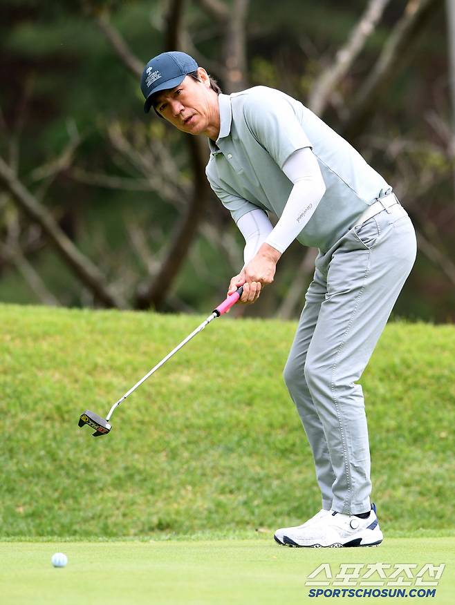 대한축구협회, 한국프로축구연맹, 울산 HD, 포항스틸러스가 주최하고 스포츠조선, 스포츠경향, 스포츠동아, 스포츠서울, 세계비즈앤스포츠월드, 일간스포츠 등 스포츠전문 미디어 6개사가 후원하는 '2025년 축구인 골프대회'가 19일 경기도 용인 코리아CC에서 개최됐다. 홍명보 감독이 퍼팅을 시도하고 있다. 용인=박재만 기자pjm@sportschosun.com/2025.05.19/