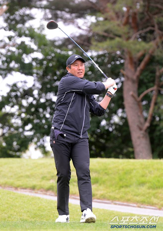 대한축구협회, 한국프로축구연맹, 울산 HD, 포항스틸러스가 주최하고 스포츠조선, 스포츠경향, 스포츠동아, 스포츠서울, 세계비즈앤스포츠월드, 일간스포츠 등 스포츠전문 미디어 6개사가 후원하는 '2025년 축구인 골프대회'가 19일 경기도 용인 코리아CC에서 개최됐다. 김도균 서울 E랜드 감독이 티샷을 하고 있다. 용인=박재만 기자pjm@sportschosun.com/2025.05.19/