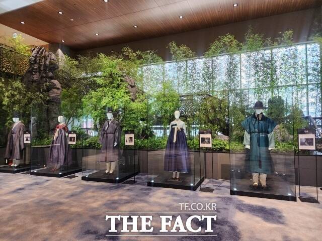 넷플릭스가 새 시리즈 '탄금'을 전 세계에 공개했다. 특히 작품은 한복의 고증을 철저히 하며 한복이 지닌 멋을 전 세계 시청자들에게 전달할 계획이다. /김샛별 기자