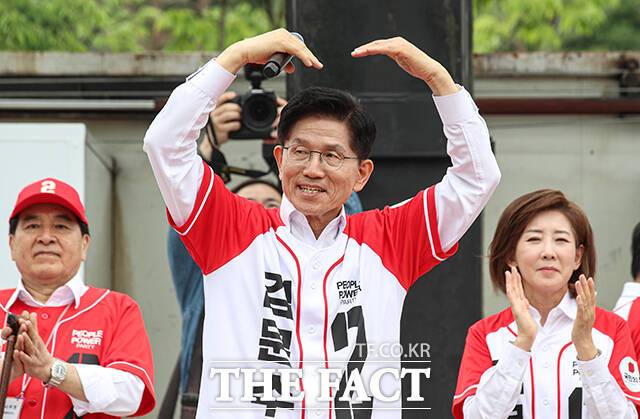김문수 국민의힘 대선 후보의 지지율이 '보수 텃밭'에서조차 고전하면서 빨간 불이 켜졌다. 여전히 윤석열 전 대통령과의 관계 설정을 두고 한 걸음도 나아가지 못하는 상황과 무관치 않다. /임영무 기자