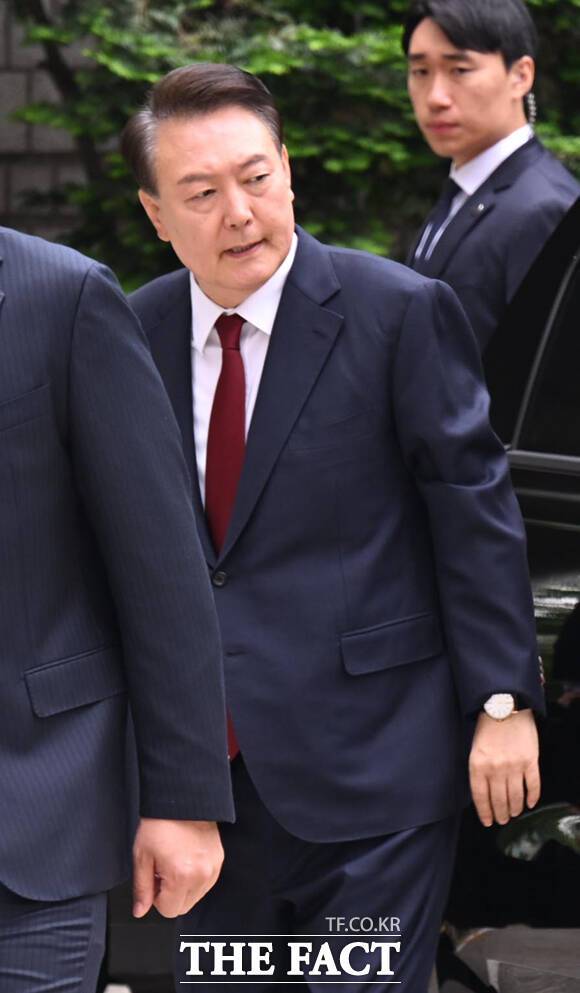 윤석열 전 대통령이 19일 오전 서울 서초구 중앙지방법원에서 열린 내란 우두머리 혐의, 직권남용 권리행사방해 혐의 사건 4차 공판에 출석하고 있다. /사진공동취재단