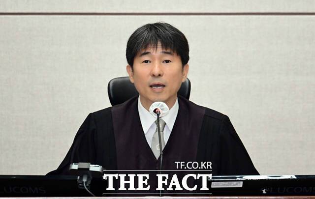 19일 재판 진행에 앞서 최근 제기된 '룸살롱 접대 의혹'에 대해 자신의 입장을 밝힌 지귀연 부장판사./사진공동취재단