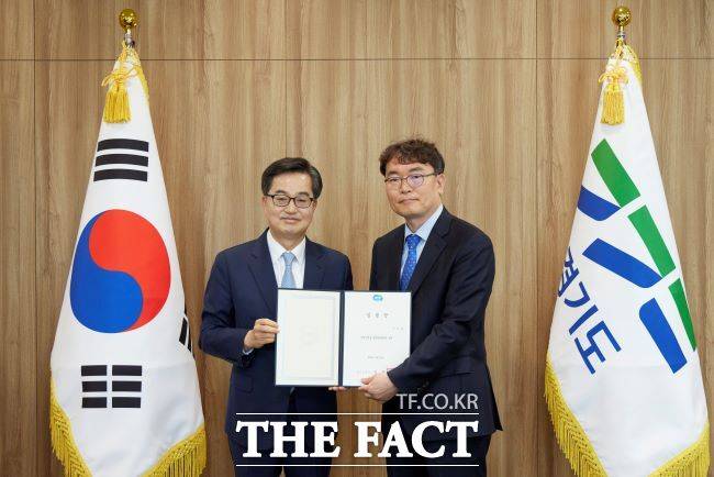 19일 김동연(사진 왼쪽) 경기도지사가 박민제 신임 법무담당관에게 임용장을 전달한 뒤 기념촬영을 하고 있다./경기도