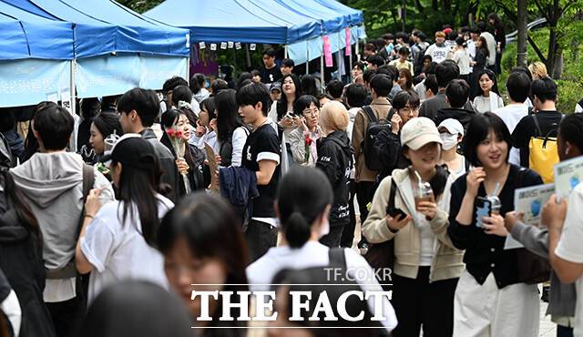 중앙대학교 봄 축제 '청람'이 19일 오후 서울 동작구 중앙대학교 캠퍼스에서 열린 가운데 학생들이 축제를 즐기고 있다. /장윤석 기자