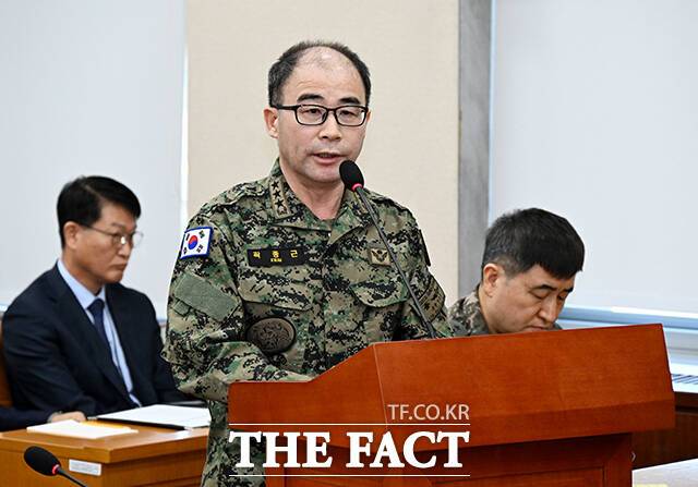 [더팩트ㅣ국회=배정한 기자] 곽종근 전 특수전사령관이 4일 오전 서울 여의도 국회에서 열린 '윤석열 정부의 비상계엄 선포를 통한 내란 혐의 진상규명 국정조사 특별위원회' 전체회의에 참석해 질의에 답변을 하고 있다.
