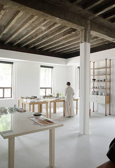 소일베이커 정동점은 서울시 중구 신아기념관 안에 위치해 있다. 낮은 조도와 아늑한 분위기로 브랜드의 고유성을 담아냈다.