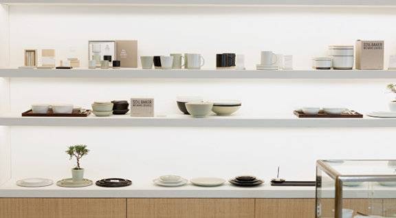 밝은 분위기의 소일베이커 압구정점. 조명, 가구 등을 활용해 테이블웨어가 일상에 흡수된 모습을 표현했다.