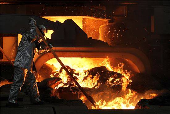 현대제철 당진제철소 직원이 제3고로에서 쇳물을 뽑아내고 있다. 아시아경제 DB