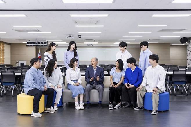 박재규 총장이 미래 혁신인재로 거듭날 재학생 및 유학생들과 전공 및 진로에 대해 이야기하고 있다.