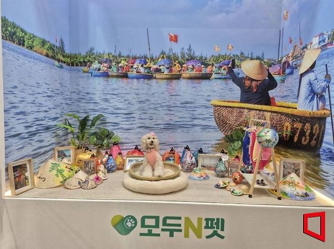 모두투어가 일산 킨텍스 제2전시장에서 열린 국내 최대 규모의 반려동물 산업 박람회 '2025 메가주 일산'에서 업계 최초로 선보인 동반 해외여행 상품 '모두N펫'을 소개하는 포토존을 꾸리고 관람객을 맞이하고 있다. 김흥순 기자