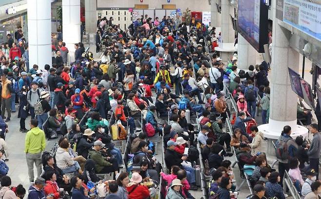 18일 오전 인천 중구 인천항 연안여객터미널이 백령도 등 섬으로 여행을 떠나는 관광객들로 붐비고 있다. 연합뉴스