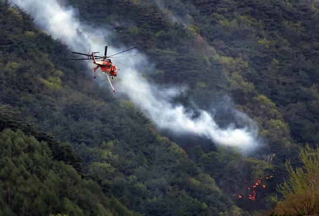 산불 진화 작업 중인 헬기. 연합뉴스 제공