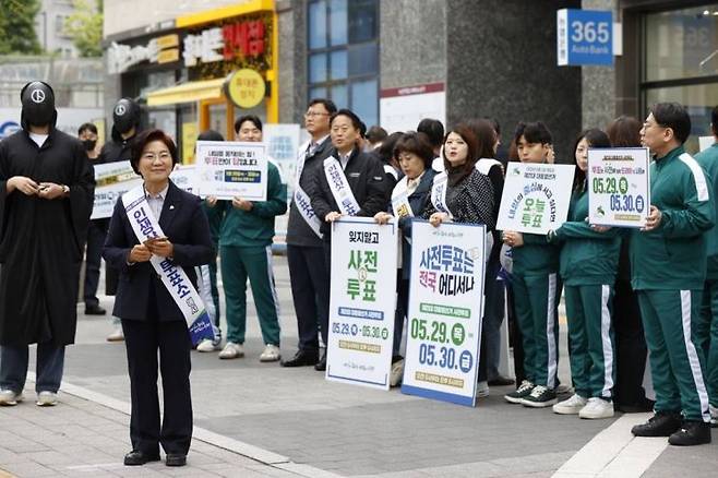 지하철 투표 독려 캠페인 진행 모습. 은평구 제공.