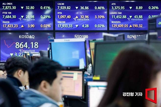 서울 중구 하나은행 딜링룸에 유럽 주요국 증시 현황이 표시돼 있다. 사진=강진형 기자aymsdream@