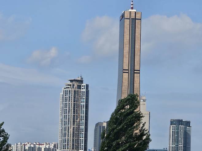 오늘날씨, 내일날씨, 주간날씨 예보 ⓒbnt뉴스= 월요일인 오늘(19일) 날씨는 전국이 대체로 맑겠으나, 중부지방은 차차 흐려지고 비가 오겠다. 기상청 오늘날씨 예보에 따르면 이날 오후(12~18시)부터 밤(18~24시) 사이 수도권과 강원내륙.산지에 비가 내리는 곳이 있겠다.