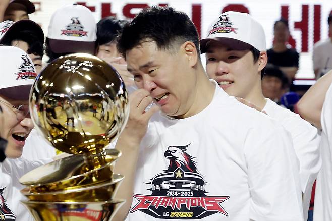 시상식서 울먹이는 조상현 감독 - 조상현 감독이 17일 우승 시상식에서 울먹이고 있다. /뉴시스