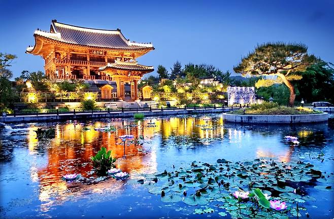 국립세종수목원 한국전통정원의 솔찬루와 도담정은 창덕궁 후원의 주합루와 부용정을 실물 크기로 재현한 공간으로, 밤이 되면 조명이 켜져 운치를 더한다. /신현종 기자