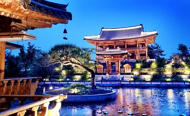 올해 야간개장을 시작한 국립세종수목원의 솔찬루와 도담정은 어둠이 내려앉으면 조명 속에서 또 다른 매력을 드러낸다. /신현종 기자