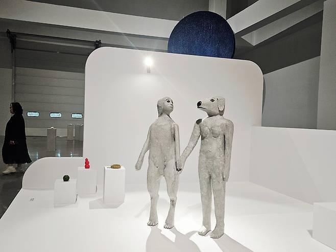 에밀리 루이스 고시오, ‘진정한 사랑은 결국 당신을 찾을 것이다’(2021). 사고로 시각을 잃은 작가가 안내견 런던이와 손잡고 동행하는 모습을 표현했다. 작가와 안내견의 몸이 뒤바뀌며 경계의 벽을 허물었다. 부산현대미술관 기획전에 나왔다. /허윤희 기자