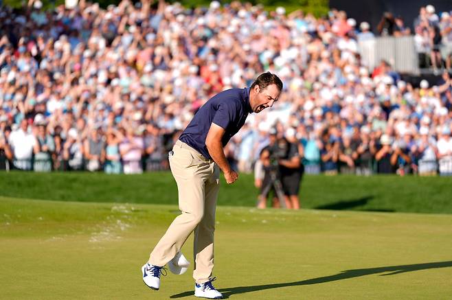 미국의 스코티 셰플러가 19일 미국 노스캐롤라이나주 샬럿 퀘일 할로우에서 끝난  PGA 챔피언십 골프 토너먼트에서 우승한 후 포효하고 있다./Jim Dedmon-Imagn Images 연합뉴스