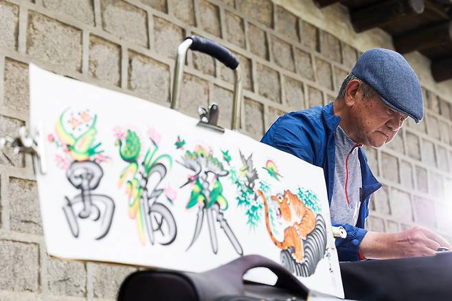 지난 13일 서울 시청역 2번 출구 앞에서 이종욱 선생이 혁필화(革筆畫)를 그리고 있다. /양수열 영상미디어 기자