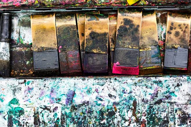 이름 등을 한자나 한글로 적어 내면 납작하고 단단한 가죽으로 여러 빛깔의 글씨와 그림을 겹쳐 적어 준다. /양수열 영상미디어 기자