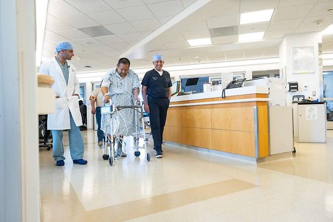 세계 최초로 인간 신장 이식 수술을 받은 오스카 라라인자르(41·가운데)와 수술을 이끈 니마 나시리 UCLA 박사(왼쪽), 인더비르 USC 교수(오른쪽). /UCLA