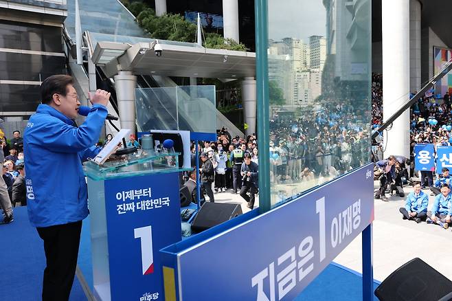 이재명 더불어민주당 대선후보가 19일 서울 용산역 광장에서 열린 유세에서 방탄유리를 사이에 두고 연설하고 있다. /남강호 기자