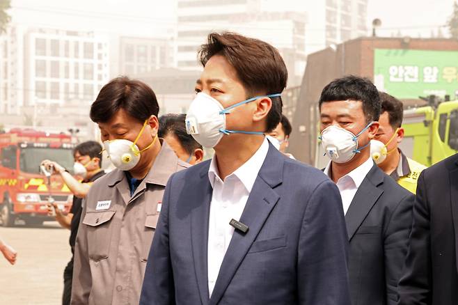 이준석 개혁신당 대통령 후보가 19일 오후 광주 광산구 소촌동에 위치한 금호타이어 광주공장 화재 현장에 들어서고 있다. /뉴스1