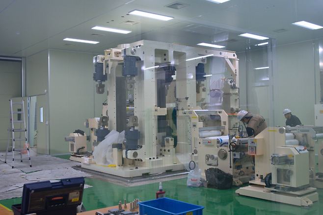 5월 15일 충북 청주시 엠플러스 1공장에서 건식 전극 공정용 롤프레스 장비가 가동되고 있다. /엠플러스 제공