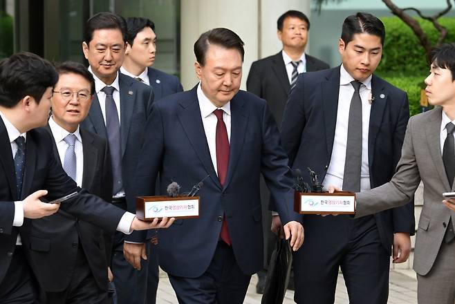 윤석열 전 대통령이 지난 12일 오전 서울 서초구 중앙지방법원에서 열린 내란 우두머리 혐의, 직권남용 권리행사방해 혐의 사건 3차 공판을 마치고 법원을 나서고 있다. /뉴스1