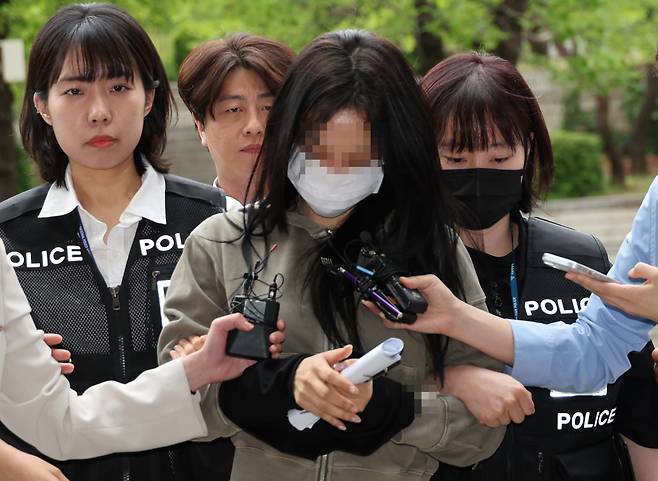 축구 국가대표팀 주장 손흥민의 아이를 임신했다고 주장하며 손씨에게 돈을 뜯어내려 한 20대 여성 양모씨가 17일 영장실질심사를 받기 위해 서울중앙지법에 들어서고 있다. /연합뉴스