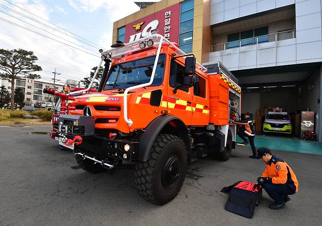 소방대원들이 유니목 다목적 산불진화차량을 점검하고 있다. /뉴스1