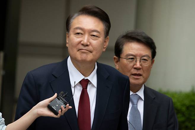 윤석열 전 대통령이 19일 정오 서울 서초구 중앙지방법원에서 열린 내란 우두머리 혐의, 직권남용 권리행사방해 혐의 사건 4차 공판의 오전 재판 종료 후 점심 식사를 위해 나서며 취재진의 질문을 받고 있다. /뉴스1