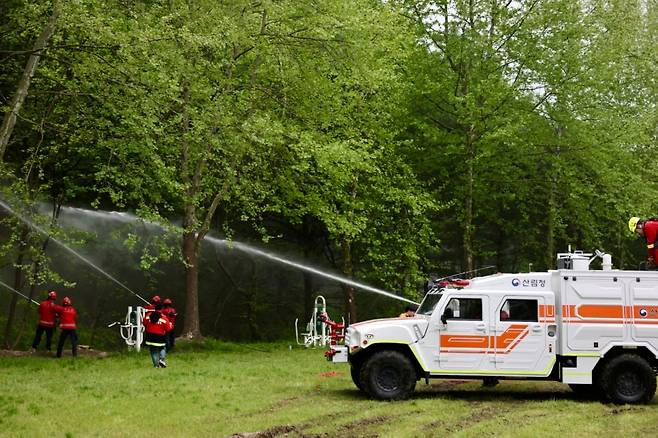 산림청이 도입한 다목적 산불진화차. 정부는 이 차량보다 물탱크가 큰 대형 산불진화차 개발에 나선다./산림청