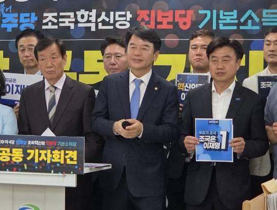 19일 천안시청에서 열린 야4당(민주당·조국혁신당·진보당·기본소득당) 공동기자회견에서 문진석 민주당 충남도당 상임선대위원장이 기자들의 질문을 듣고 있다. 박하늘 기자