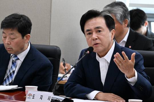 김태흠 지사는 19일 도청 중회의실에서 열린 도정 주요현안 추진상황 점검회의를 주재했다. 충남도 제공