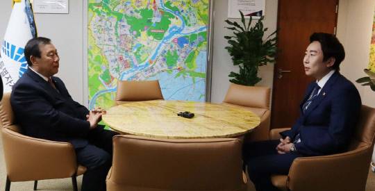 마주 앉은 세종시장과 세종시의회 의장. 연합뉴스