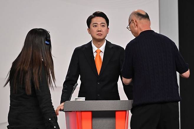 이준석 개혁신당 대선 후보가 18일 서울 마포구 상암동 SBS 프리즘센터 스튜디오에서 열린 제21대 대선 1차 후보자 토론회를 준비하고 있다. ⓒ국회사진기자단