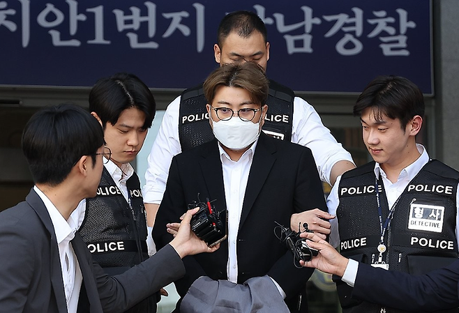 음주 뺑소니 혐의를 받는 가수 김호중이 지난해 5월31일 오전 서울 강남구 강남경찰서에서 검찰로 송치되며 취재진의 질문에 답하고 있다.ⓒ연합뉴스