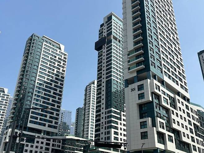 세종시 소재 아파트 단지 전경. 내달 대선을 앞두고 행정수도 이전 이슈가 부상하면서 아파트 가격 상승 거래가 증가하고 있는 것으로 나타났다.ⓒ데일리안 임정희 기자